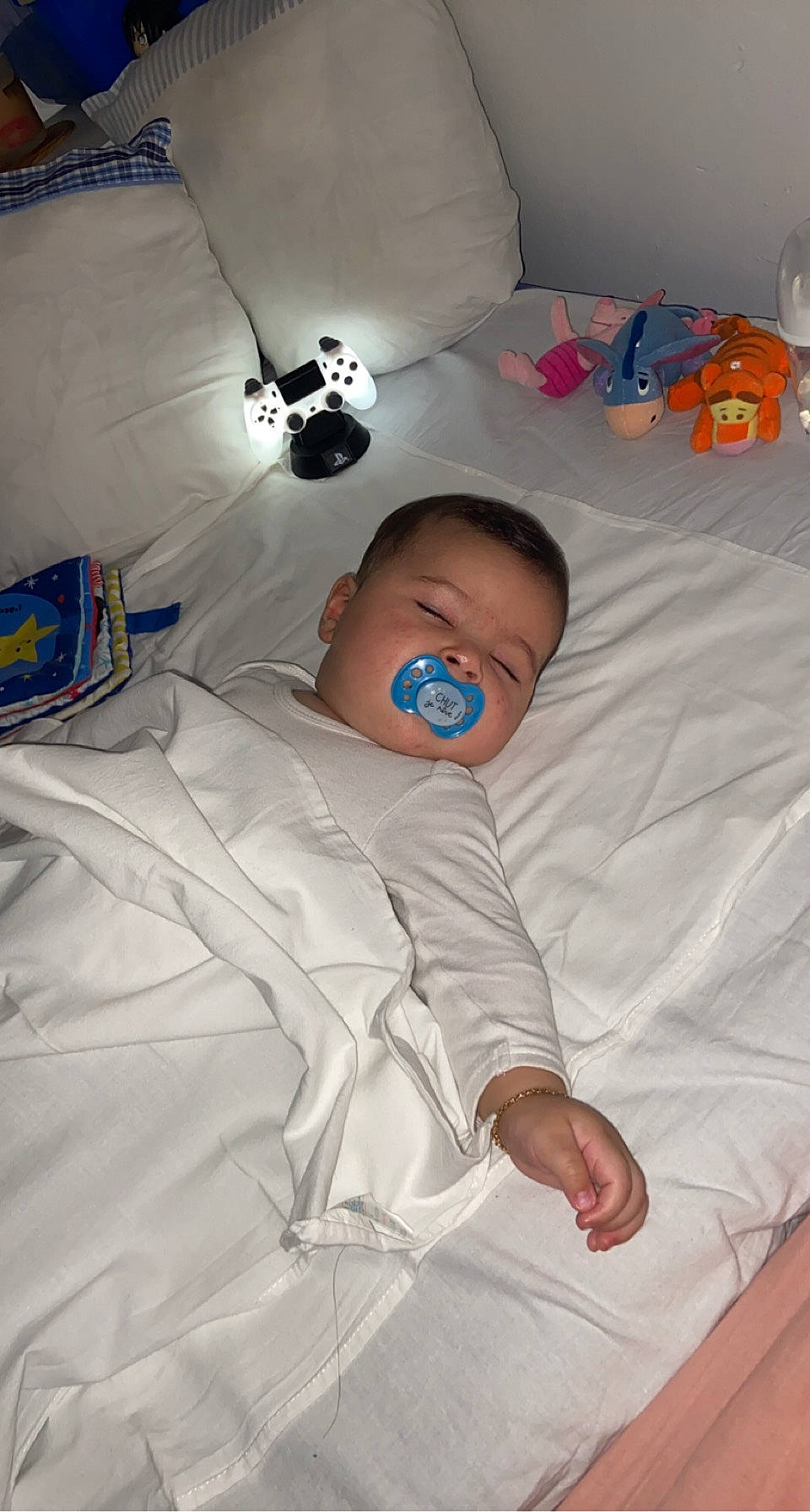 Jessim participe au concours pour gagner de l'argent avec cette photo : baby, baby_safety, baby_toddler_clothing, bed, bedding, bedtime, child, comfort, linens, person, room, toddler