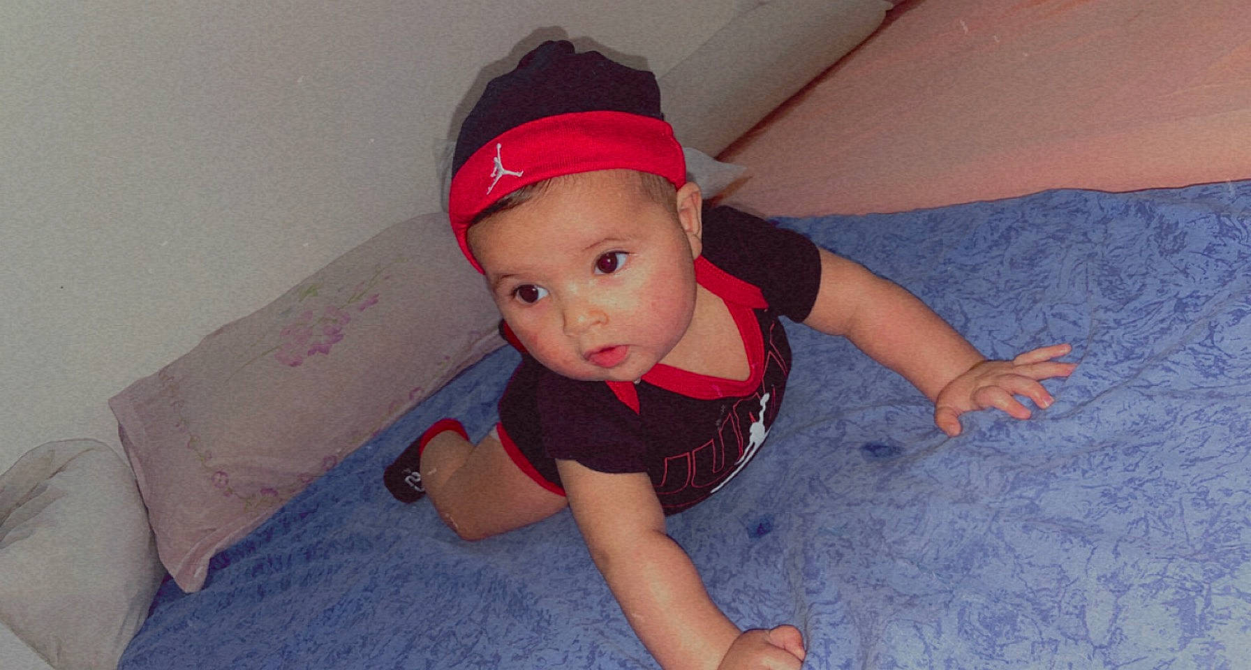 Jessim participe au concours pour gagner de l'argent avec cette photo : baby, baby_toddler_clothing, cap, carmine, elbow, face, floor, flooring, foot, fun, head, headwear, human_body, human_leg, knee, person, sleeve, sportswear, t_shirt, thigh