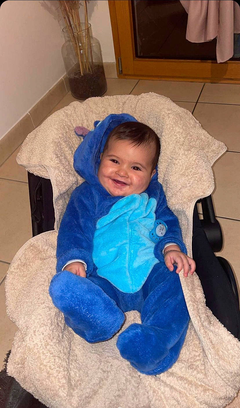 Jessim a rejoint le concours — aidez-le/la à gagner de superbes lots ! baby, baby_carriage, baby_products, baby_toddler_clothing, chair, cheek, child, comfort, electric_blue, eye, face, fun, head, iris, joy, lap, person, room, sitting, smile