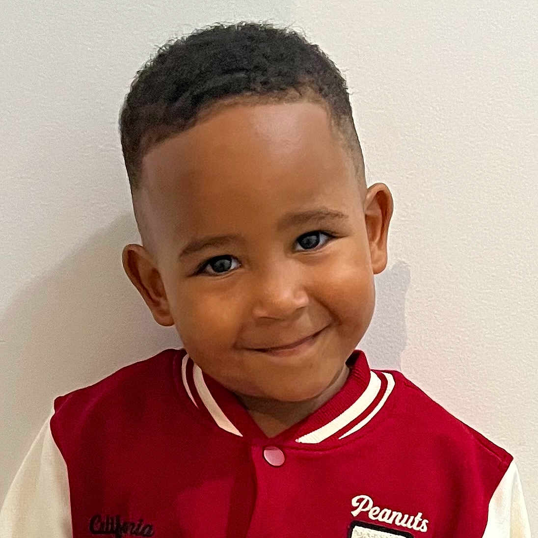 Yamin a rejoint le concours — aidez-le/la à gagner de superbes lots ! child, boy, smile, portrait, jacket, red, white, short_hair, standing, casual_clothing, indoor, face, cute, happy, person, young, fashion, wall, head, eyebrows