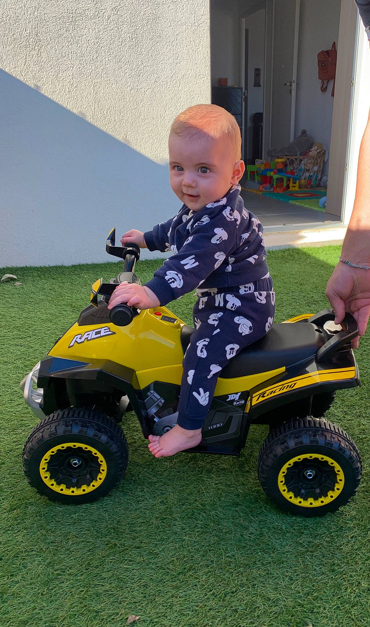 Lissandro a rejoint le concours — aidez-le/la à gagner de superbes lots ! auto_part, automotive_design, automotive_tire, automotive_wheel_system, baby, baby_toddler_clothing, fender, fun, grass, lawn, motor_vehicle, person, riding_toy, rolling, synthetic_rubber, tire, toddler, toy, tread, vehicle