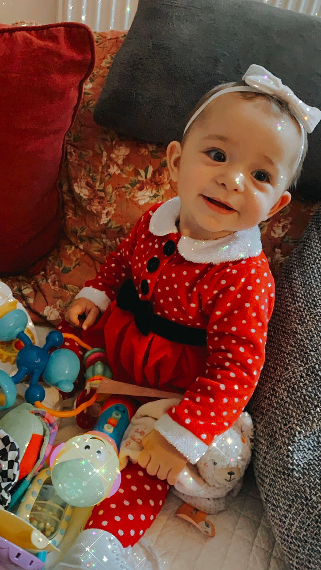 Lola a rejoint le concours — aidez-le/la à gagner de superbes lots ! baby, baby_products, baby_toddler_clothing, baby_toys, balloon, embellishment, hair_accessory, headband, joy, party_supply, person, polka_dot, toy