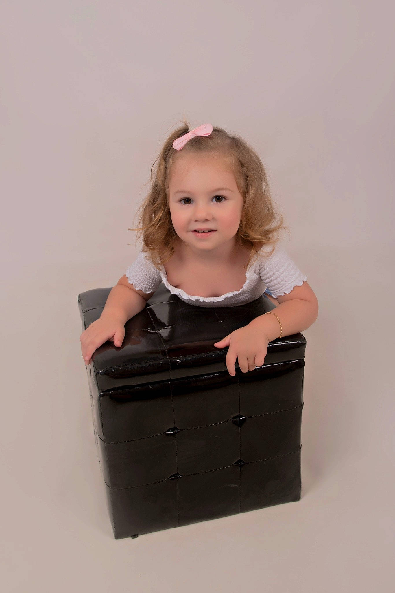 Stelia participe au concours pour gagner de l'argent avec cette photo : child, furniture, joy, material_property, person, smile, toddler