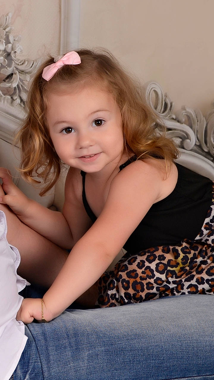 Stelia participe au concours pour gagner de l'argent avec cette photo : baby, beauty, blond, child, child_model, hair, hairstyle, joy, long_hair, person, photo_shoot, photography, portrait_photography, sitting, smile, toddler