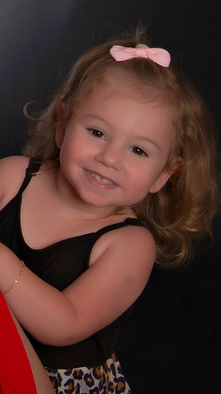 Stelia a rejoint le concours — aidez-le/la à gagner de superbes lots ! arm, beauty, blond, brown_hair, cheek, child, child_model, chin, eye, face, facial_expression, hair, hairstyle, head, iris, joy, lip, nose, person, skin