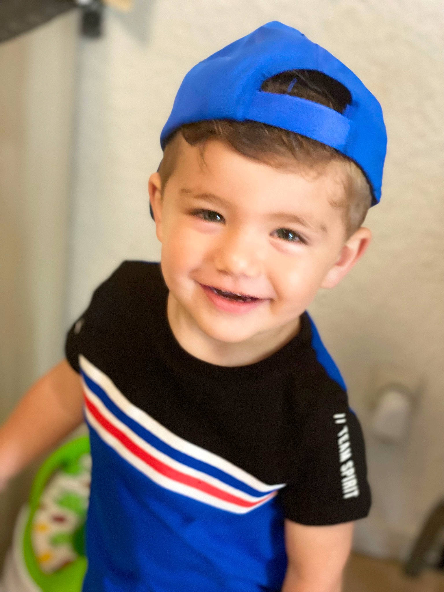 Lissandro a rejoint le concours — aidez-le/la à gagner de superbes lots ! baseball_cap, blue, cap, cheek, chin, cricket_cap, electric_blue, eye, eyebrow, face, forehead, fun, hair, happy, headgear, joy, person, sleeve, smile, standing