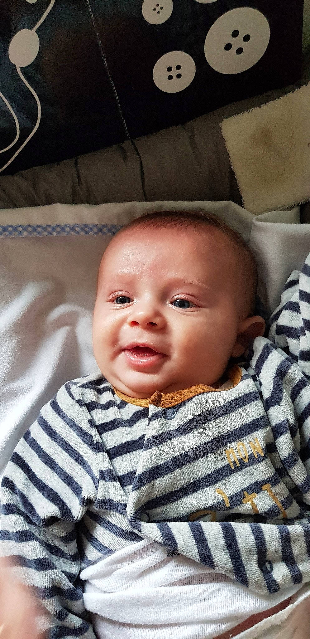 Léo participe au concours pour gagner de l'argent avec cette photo : baby, cheek, child, eye, face, head, lip, nose, person, skin, smile, toddler