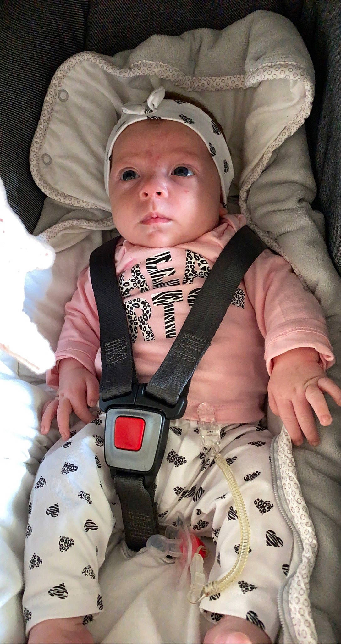 Lyana a rejoint le concours — aidez-le/la à gagner de superbes lots ! baby, baby_carriage, baby_products, baby_toddler_clothing, camouflage, cap, car_seat, cheek, chest, child, comfort, fashion_accessory, headwear, jewellery, military_camouflage, pattern, person, personal_protective_equipment, seat_belt, sleeve