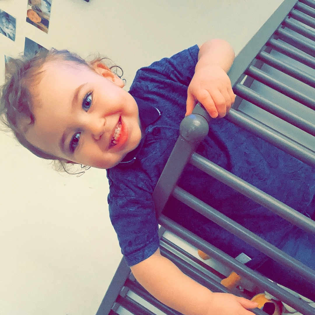 Lelio a rejoint le concours — aidez-le/la à gagner de superbes lots ! adult, architecture, baby, bodypart, building, clothing, crib, face, finger, furniture, hand, head, house, housing, infantbed, person, photography, portrait, staircase, t_shirt