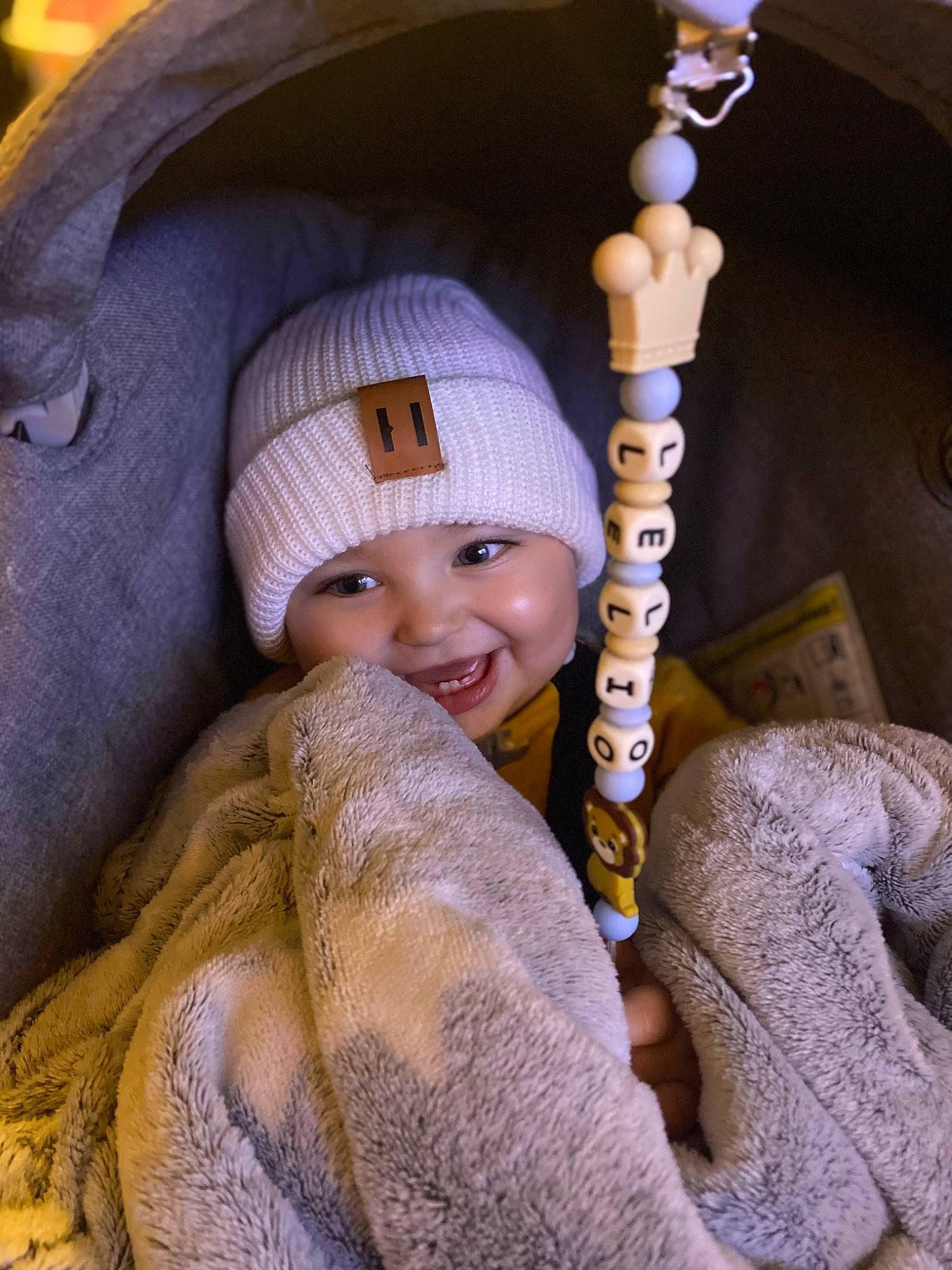 Lelio a rejoint le concours — aidez-le/la à gagner de superbes lots ! beanie, cap, child, eye, fashion_accessory, fun, hand, hat, headwear, human_body, jewellery, knit_cap, leisure, organ, people, person, smile, temple, toddler, tradition