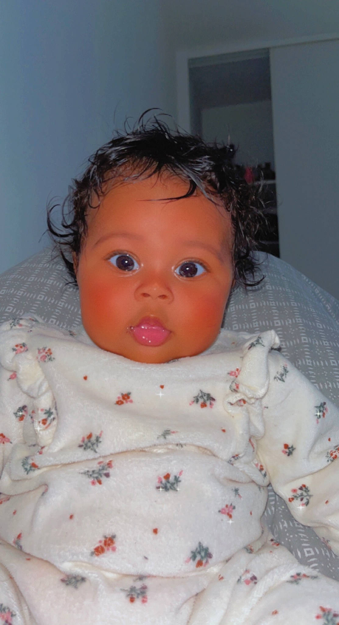 Djéna a rejoint le concours — aidez-le/la à gagner de superbes lots ! baby, baby_toddler_clothing, cheek, child, chin, comfort, eye, eyebrow, eyelash, face, head, iris, lip, mouth, neck, nose, person, pink, skin, sleeve