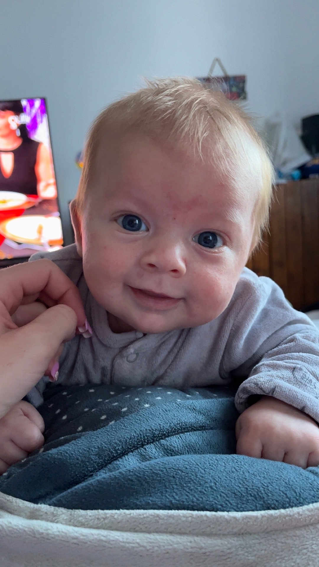 Jules participe au concours pour gagner de l'argent avec cette photo : baby, child, face, smile, eyes, blanket, hand, clothing, indoor, couch, person, portrait, infant, cute, soft, resting, home, closeup, young, gentle