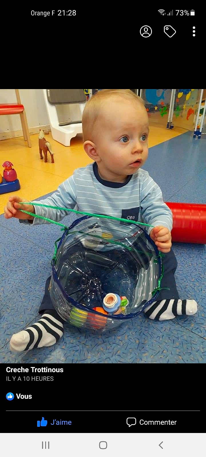 Maïwey a rejoint le concours — aidez-le/la à gagner de superbes lots ! baby, child, floor, flooring, fun, grass, happy, houseplant, indoor_games_and_sports, leisure, orange, pattern, person, personal_protective_equipment, play, recreation, room, sitting, sportswear, surprise