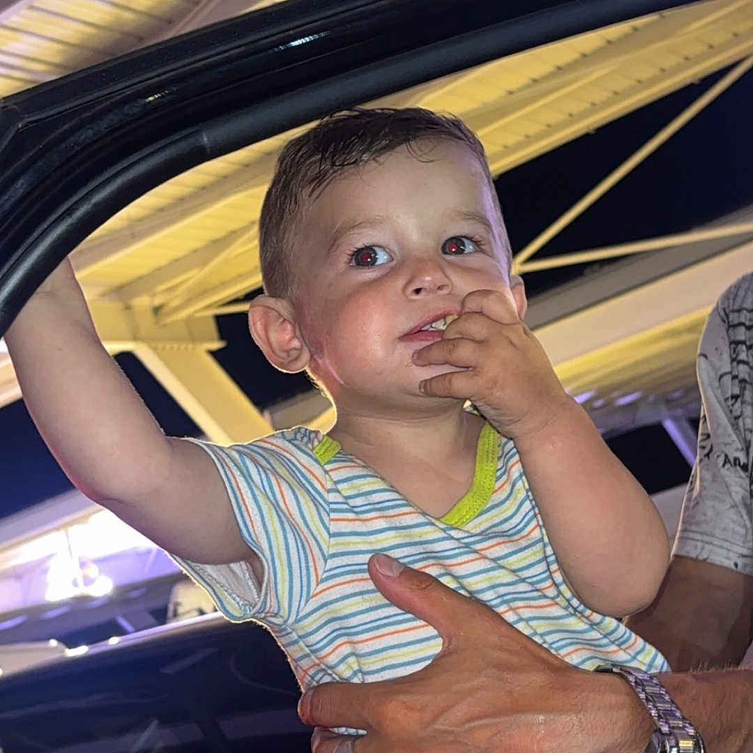 Leeroy a rejoint le concours — aidez-le/la à gagner de superbes lots ! artificial_light, blue_pants, boy, car, car_door, casual_clothing, child, closeup, curious, hand, holding, night, outdoor, person, playful, portrait, ring, spiderweb_pattern, striped_shirt, watch