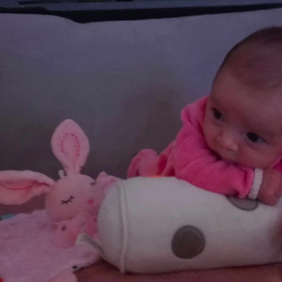 Jennaya participe au concours pour gagner de l'argent avec cette photo : baby, blanket, bunny, child, couch, cozy, curious, face, head, indoor, infant, person, pink_clothing, plush_toy, resting, sleepy, soft_surface, stuffed_animal, toy, young