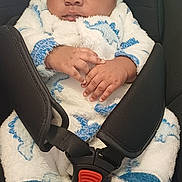 Boro Promise a rejoint le concours — aidez-le/la à gagner de superbes lots ! baby, child, sleeping, car_seat, seatbelt, knit_hat, blue, white, fuzzy_clothing, infant, cozy, hands, face, cute, resting, indoors, safety, transport, newborn, warm