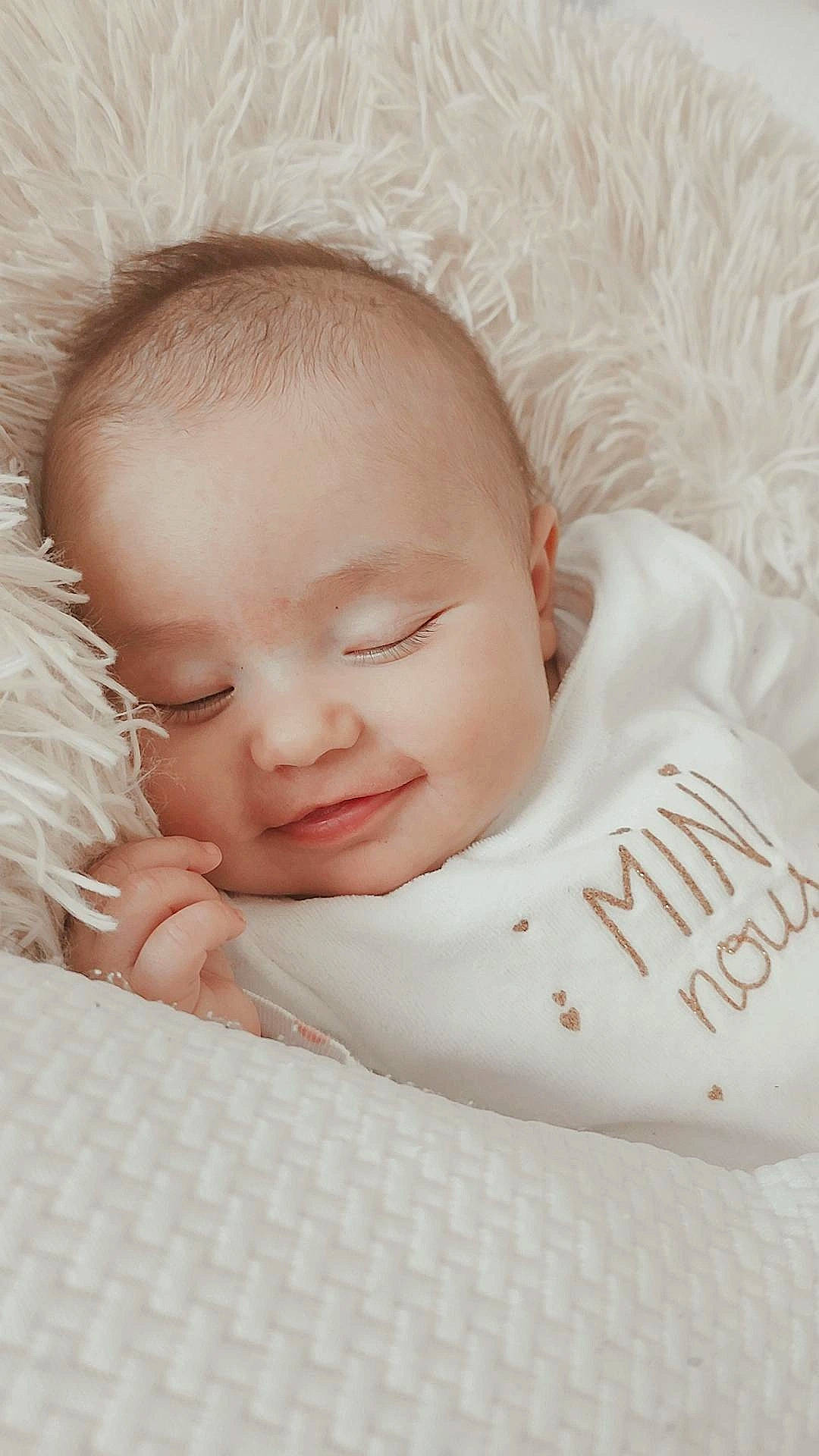 Erva participe au concours pour gagner de l'argent avec cette photo : baby, baby_sleeping, baby_toddler_clothing, bedding, bedtime, cheek, child, close_up, comfort, eyebrow, finger, hand, happy, head, linens, lip, person, skin, sleeve, textile