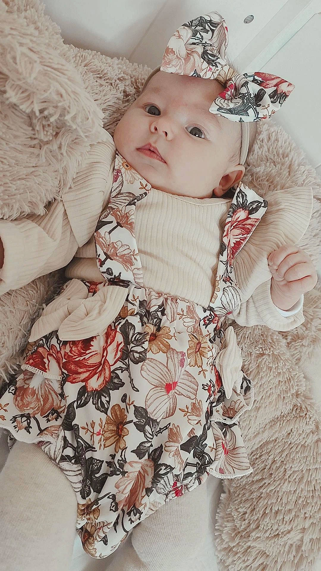 Erva a rejoint le concours — aidez-le/la à gagner de superbes lots ! baby_toddler_clothing, collar, day_dress, dress, embellishment, eye, face, flower, hairstyle, head, headgear, headwear, lip, outerwear, person, petal, pink, plant, skin, sleeve