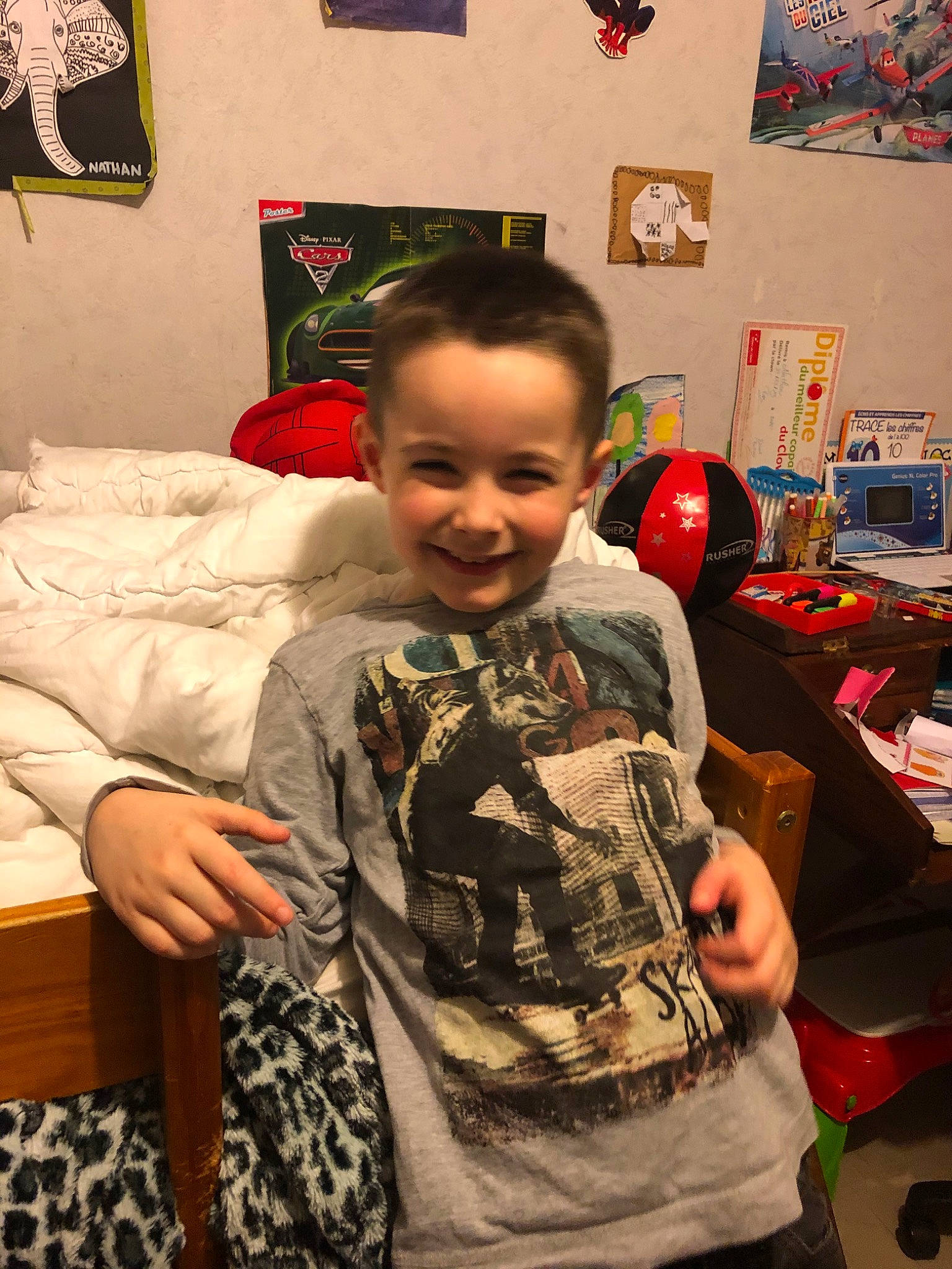 Nathan participe au concours pour gagner de l'argent avec cette photo : child, joy, person, room, t_shirt, toddler