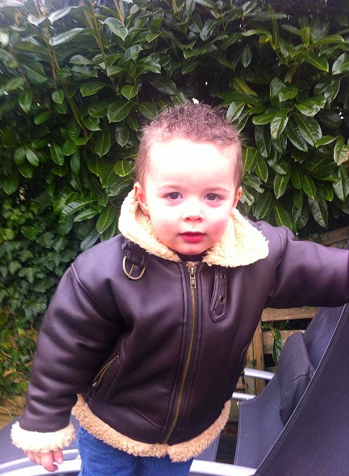 Nathan participe au concours pour gagner de l'argent avec cette photo : child, child_model, jacket, leather, leather_jacket, outerwear, person, textile, toddler, top