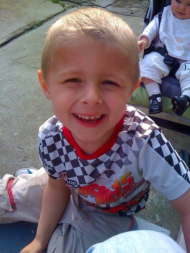 Giovani a rejoint le concours — aidez-le/la à gagner de superbes lots ! child, facial_expression, joy, laugh, person, smile, toddler