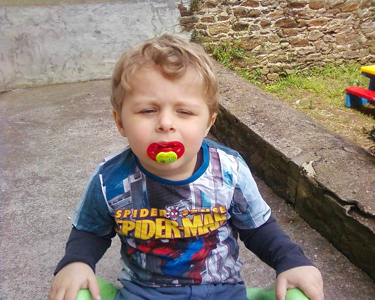 Giovani a rejoint le concours — aidez-le/la à gagner de superbes lots ! child, cool, fun, person, plant, play, smile, t_shirt, toddler, tooth
