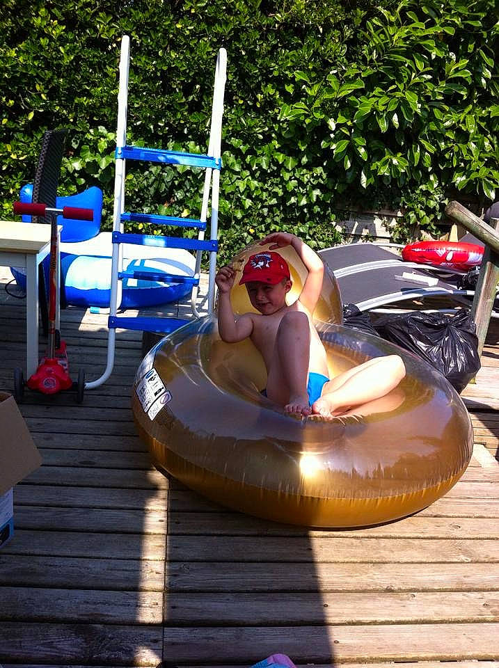 Giovani participe au concours pour gagner de l'argent avec cette photo : fun, games, headwear, inflatable, leisure, nonbuilding_structure, person, recreation, tubing, vacation