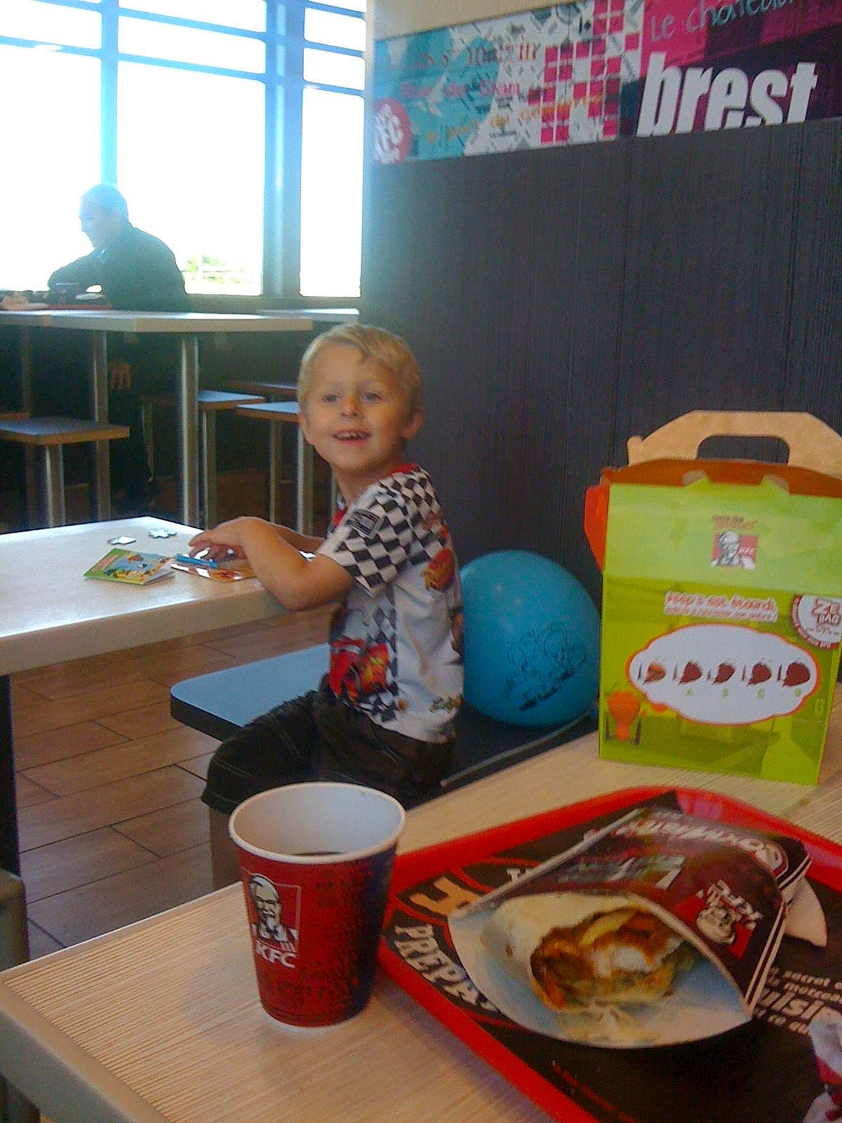 Giovani a rejoint le concours — aidez-le/la à gagner de superbes lots ! breakfast, child, cup, dish, drink, eating, fast_food, food, lunch, meal, person, play, room, toddler