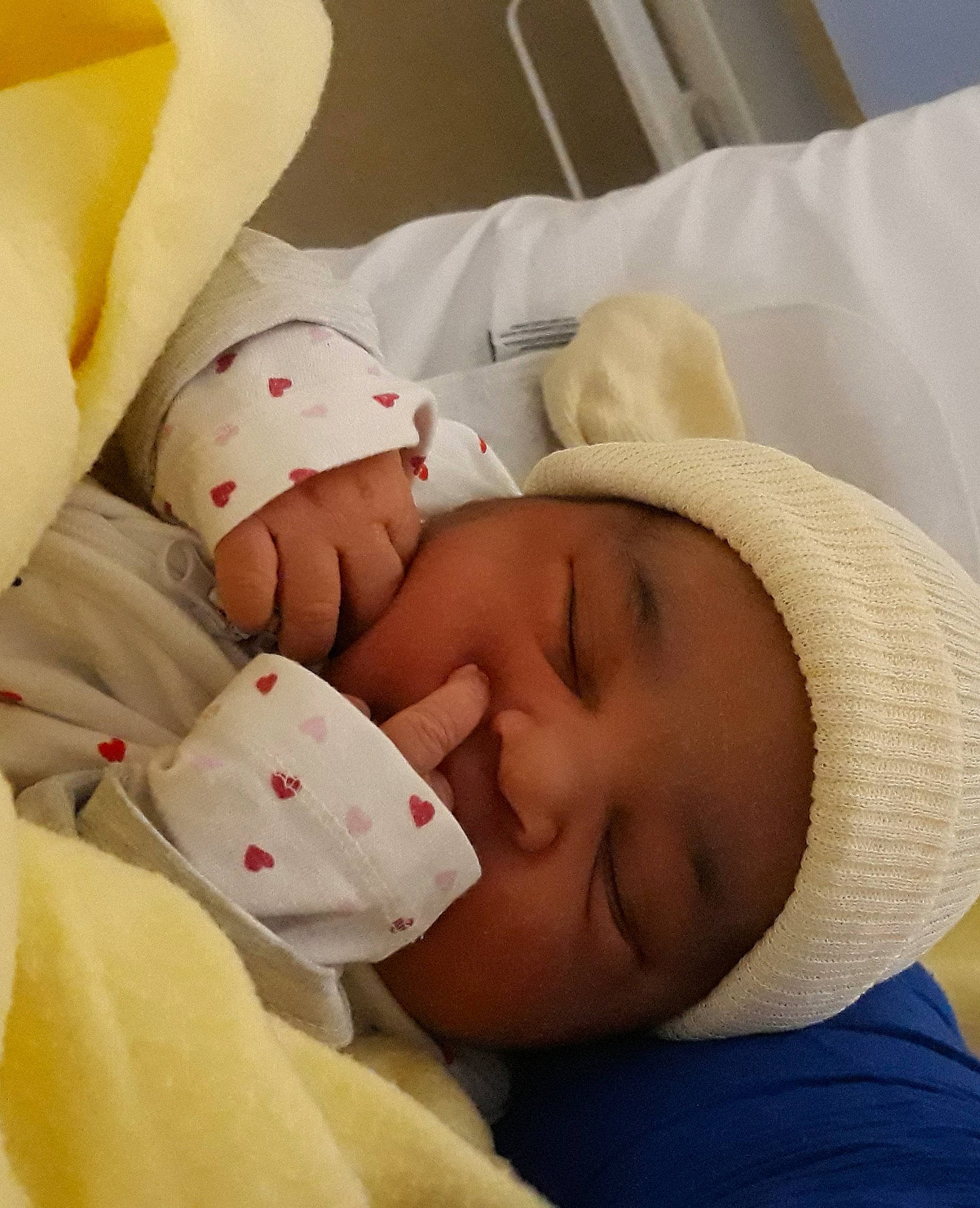 Diana participe au concours pour gagner de l'argent avec cette photo : baby, baby_products, baby_safety, baby_sleeping, baby_toddler_clothing, bedding, bedtime, cap, carmine, child, comfort, hat, headwear, linens, nap, person, room, skin, sleep, smile