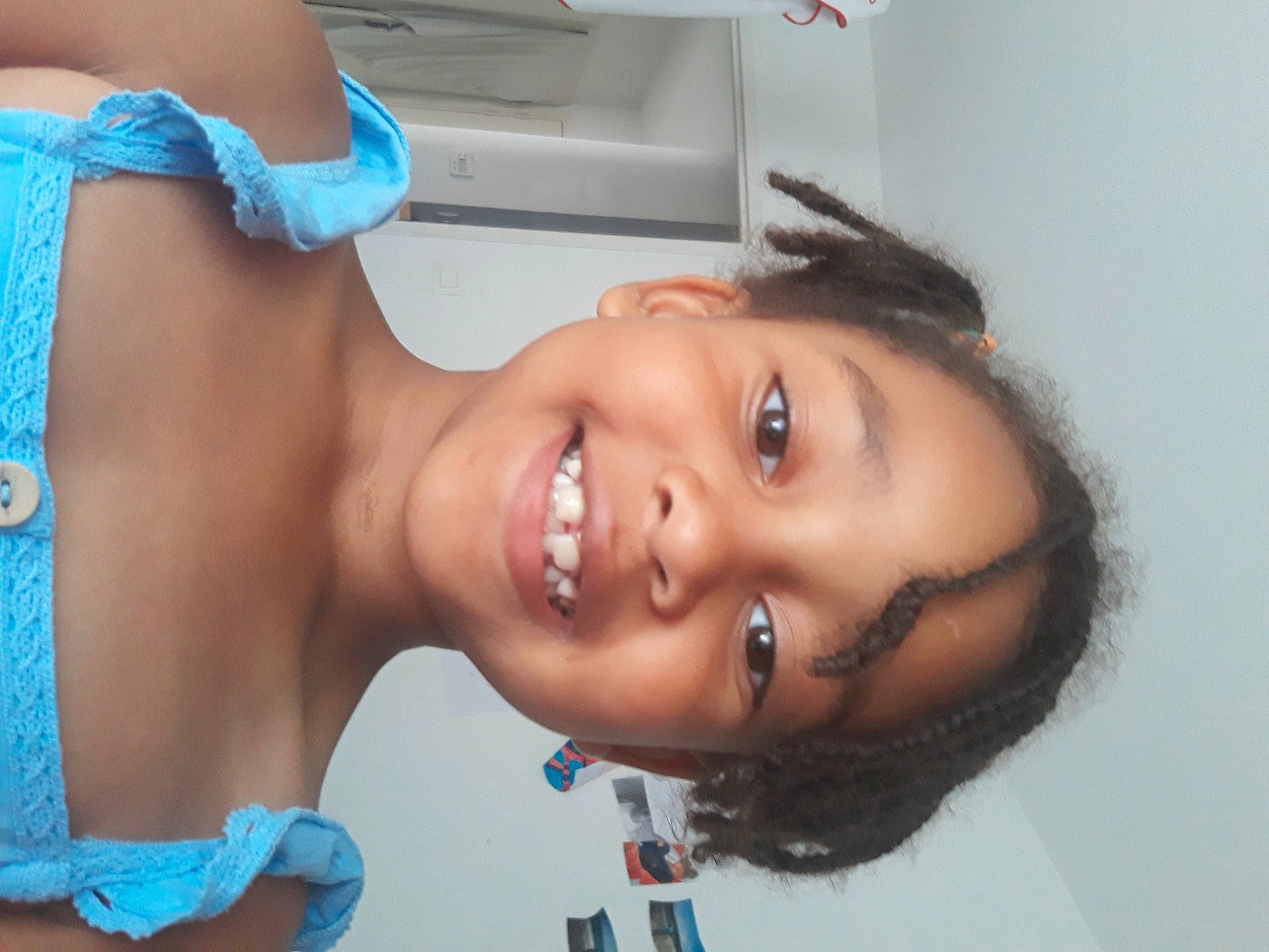 Magali participe au concours pour gagner de l'argent avec cette photo : abdomen, bathing, black_hair, blue, chest, eye, eyebrow, eyelash, happy, iris, jaw, joy, lip, long_hair, mouth, neck, nose, person, skin, smile