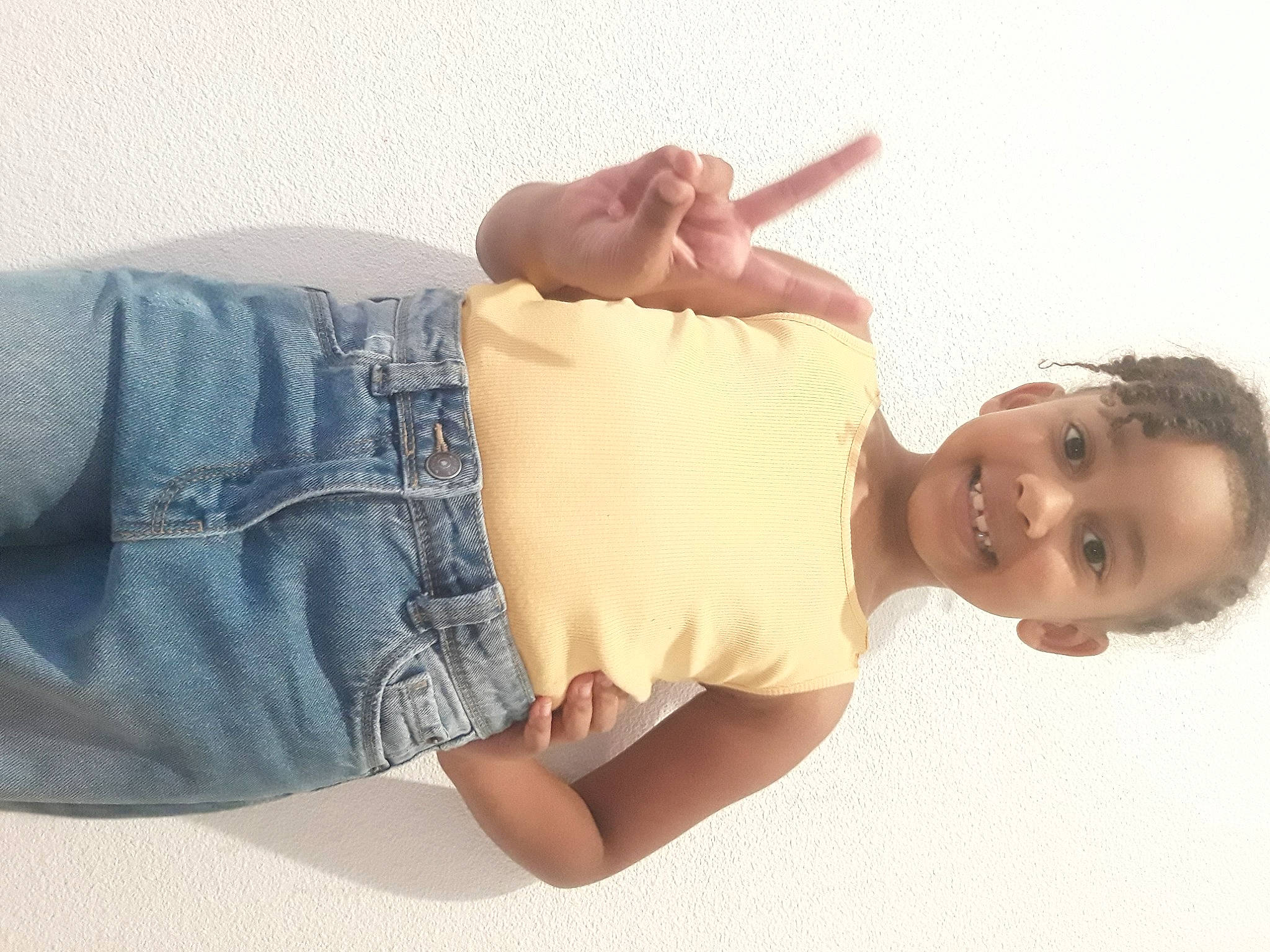 Magali a rejoint le concours — aidez-le/la à gagner de superbes lots ! abdomen, comfort, elbow, finger, gesture, hand, happy, human_body, human_leg, joint, joy, knee, leg, neck, nose, person, shoulder, skin, sleeve, smile