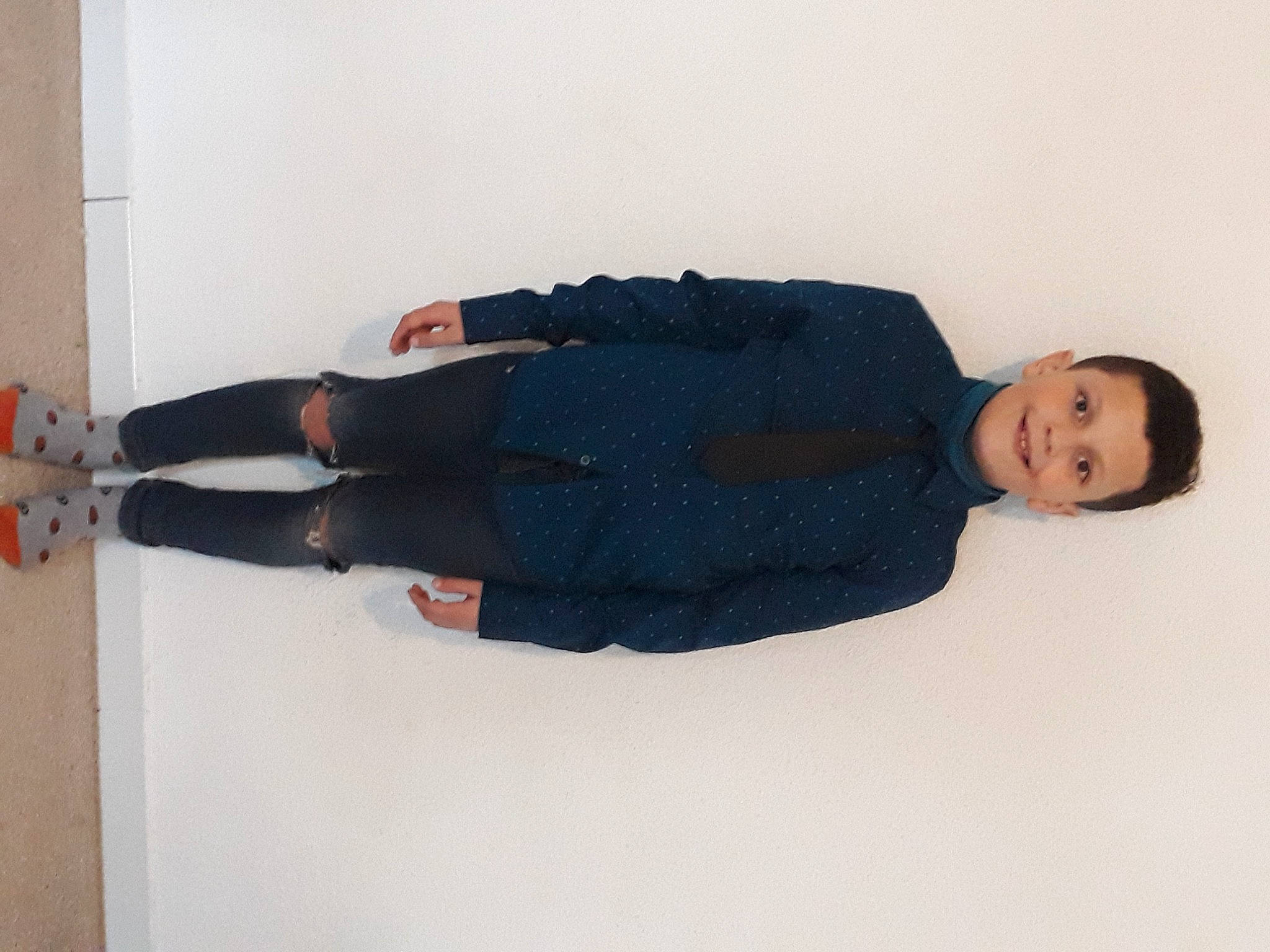 Michel a rejoint le concours — aidez-le/la à gagner de superbes lots ! calf, collar, comfort, denim, elbow, electric_blue, foot, human_leg, joy, knee, leg, outdoor_shoe, pattern, person, sleeve, smile, sock, sportswear, street_fashion, thigh