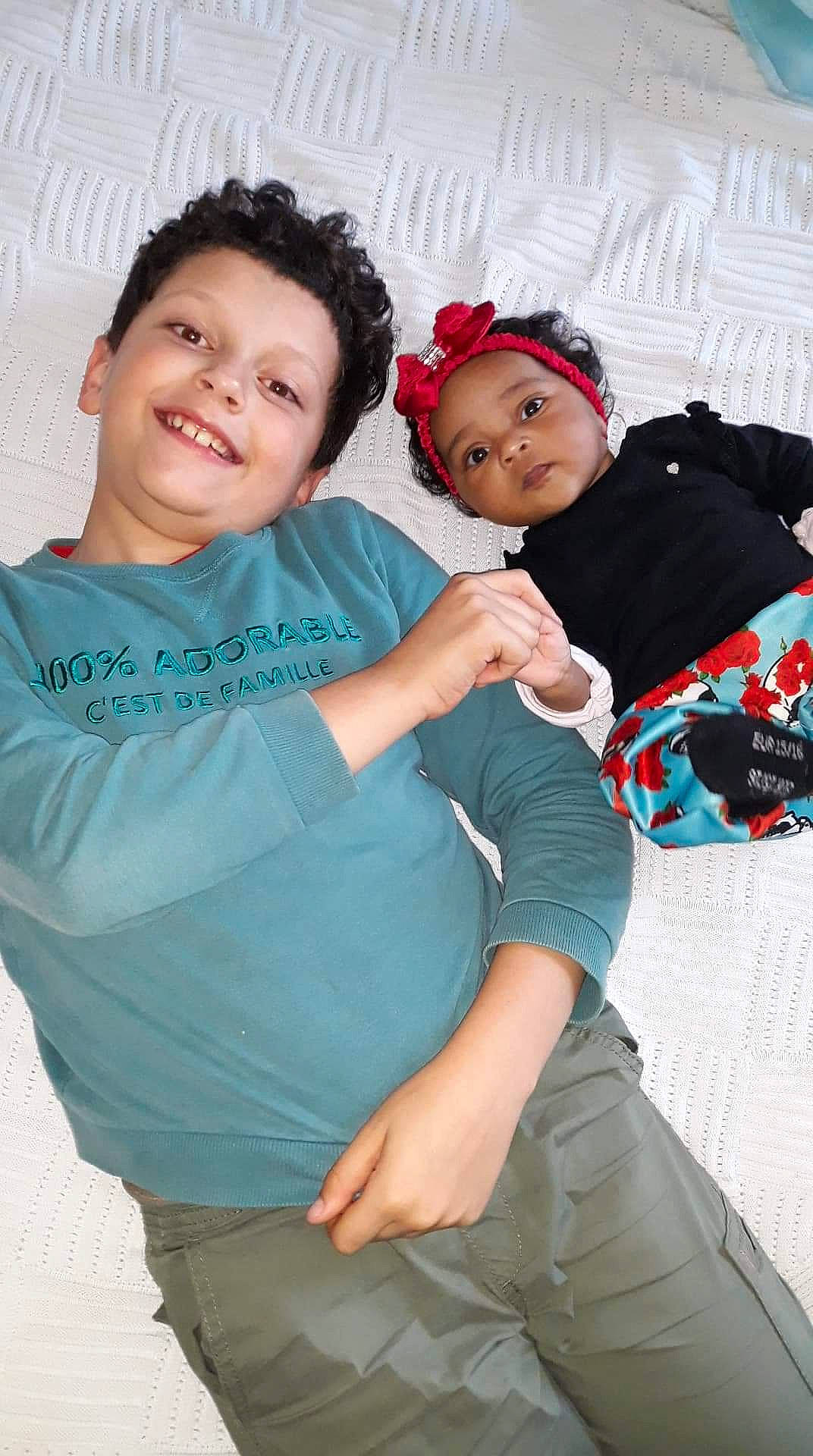 Michel participe au concours pour gagner de l'argent avec cette photo : arm, baby_toddler_clothing, child, cool, elbow, flash_photography, fun, gesture, hand, happy, headwear, interaction, joint, joy, leg, person, shoulder, skin, sleeve, smile