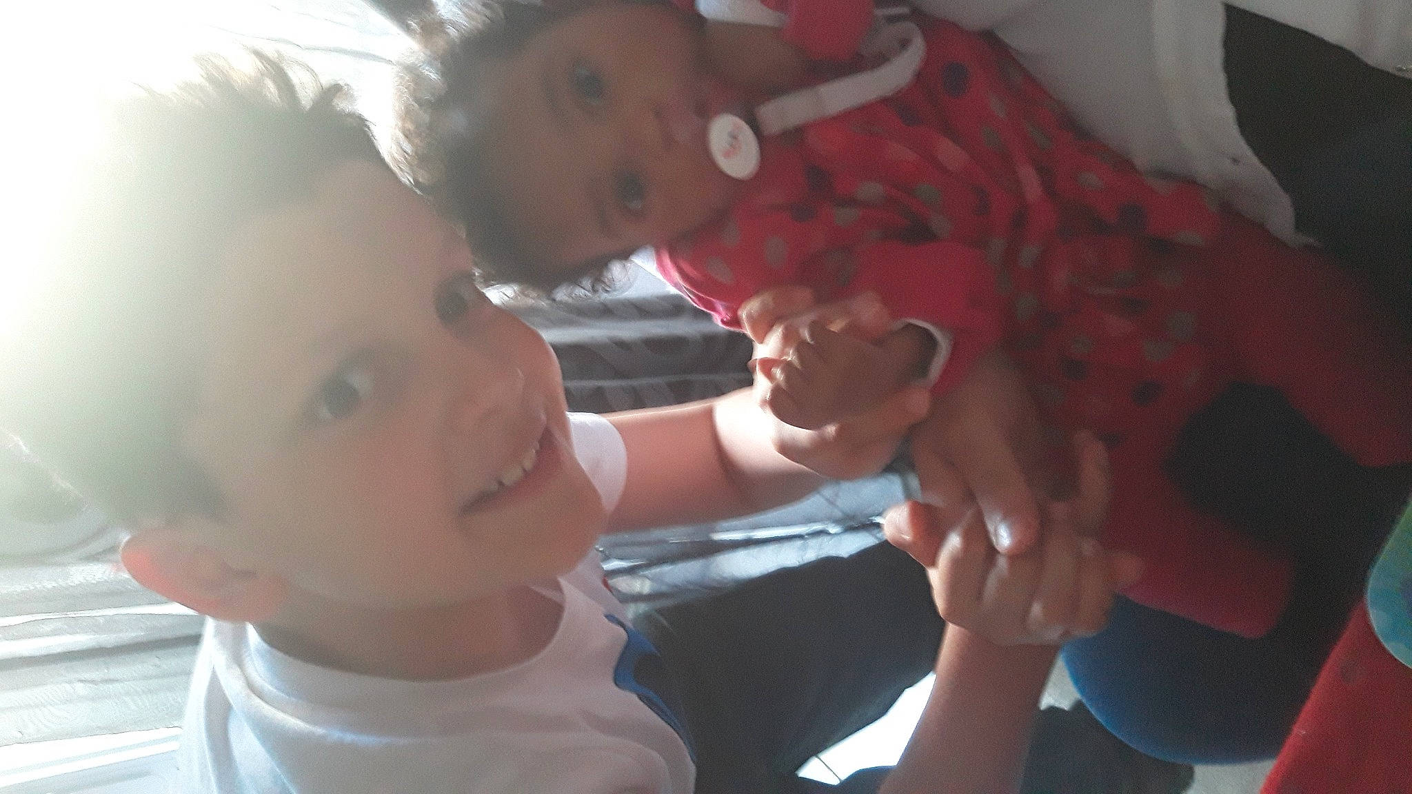 Michel a rejoint le concours — aidez-le/la à gagner de superbes lots ! baby, cheek, ear, eyebrow, eyelash, finger, fun, gesture, hand, happy, human, iris, joy, lip, mouth, nose, organ, person, skin, smile