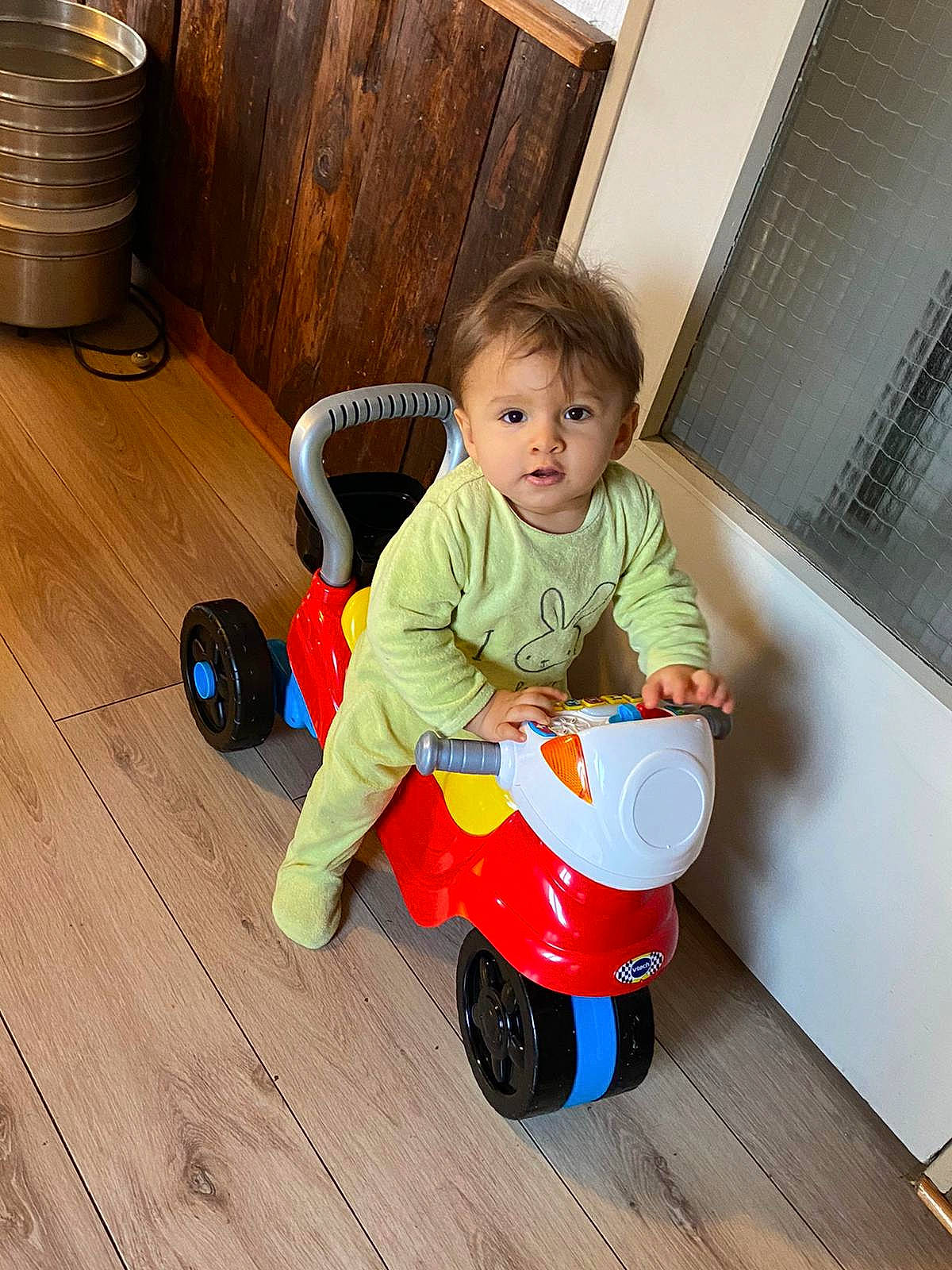 Thymaë a rejoint le concours — aidez-le/la à gagner de superbes lots ! baby_products, baby_toddler_clothing, baby_toys, child, floor, flooring, hardwood, home_appliance, laminate_flooring, person, plastic, play, product, riding_toy, rolling, toddler, toy, toy_vehicle, wood, wood_flooring