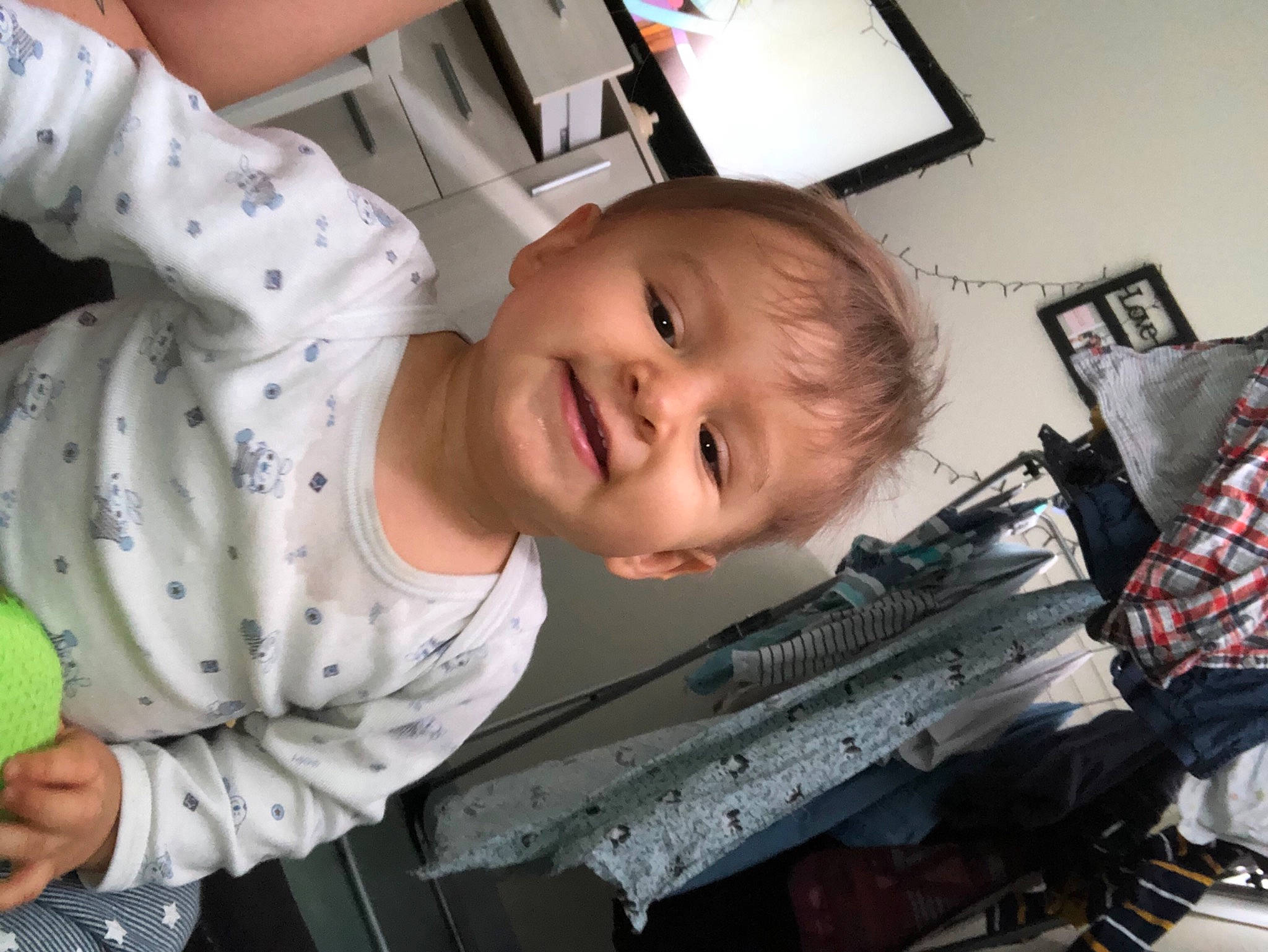 Thymaë a rejoint le concours — aidez-le/la à gagner de superbes lots ! baby, baby_laughing, baby_toddler_clothing, display_device, fish, flat_panel_display, jaw, joy, lamp, laugh, nightwear, person, picture_frame, plaid, tartan, television, television_set, toddler, tooth