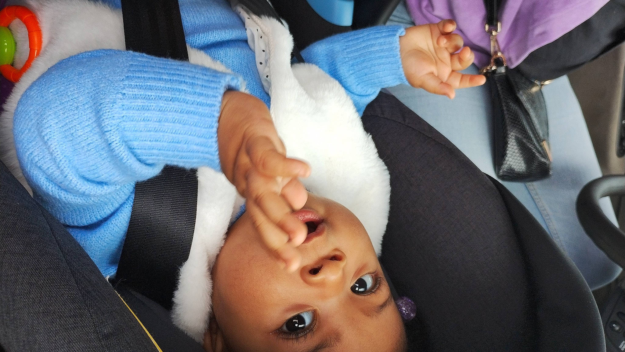 Leya a rejoint le concours — aidez-le/la à gagner de superbes lots ! baby, child, elbow, event, eyelash, finger, formal_wear, gesture, hand, happy, health_care, knee, medical_procedure, nail, person, service, skin, thumb, tie, toddler