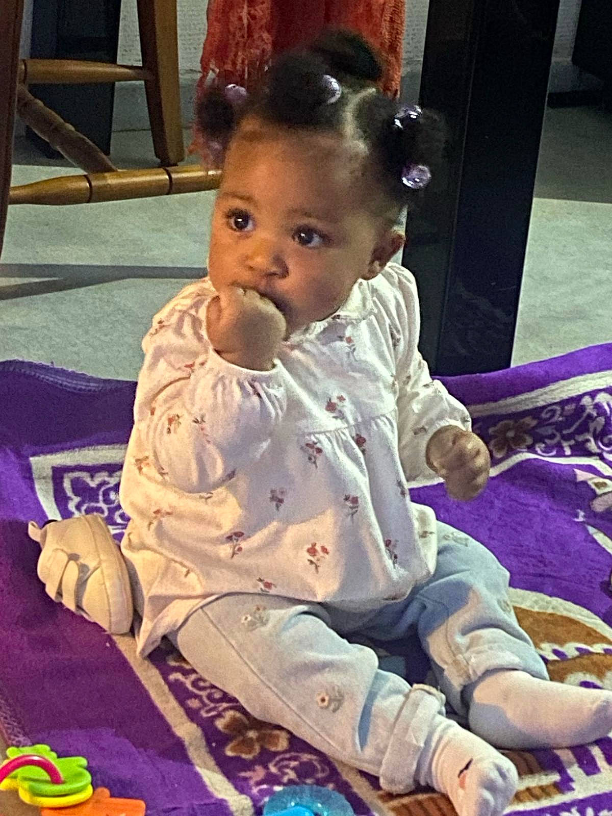 Leya a rejoint le concours — aidez-le/la à gagner de superbes lots ! baby, baby_toddler_clothing, chair, cheek, child, ear, eye, flooring, fun, happy, iris, pattern, person, play, purple, room, sitting, skin, toddler