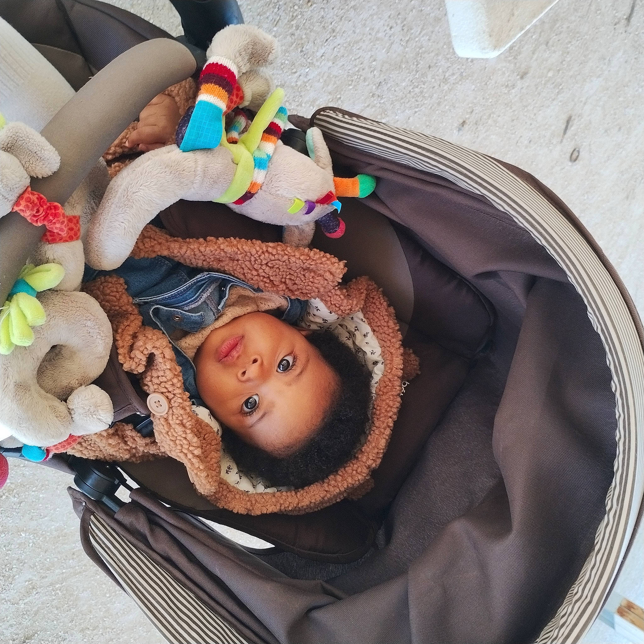 Leya a rejoint le concours — aidez-le/la à gagner de superbes lots ! baby, baby_carriage, baby_products, baby_toddler_clothing, baby_toys, car_seat, cheek, child, comfort, doll, fun, headgear, infant_bed, linens, person, room, smile, stuffed_toy, toddler, toy