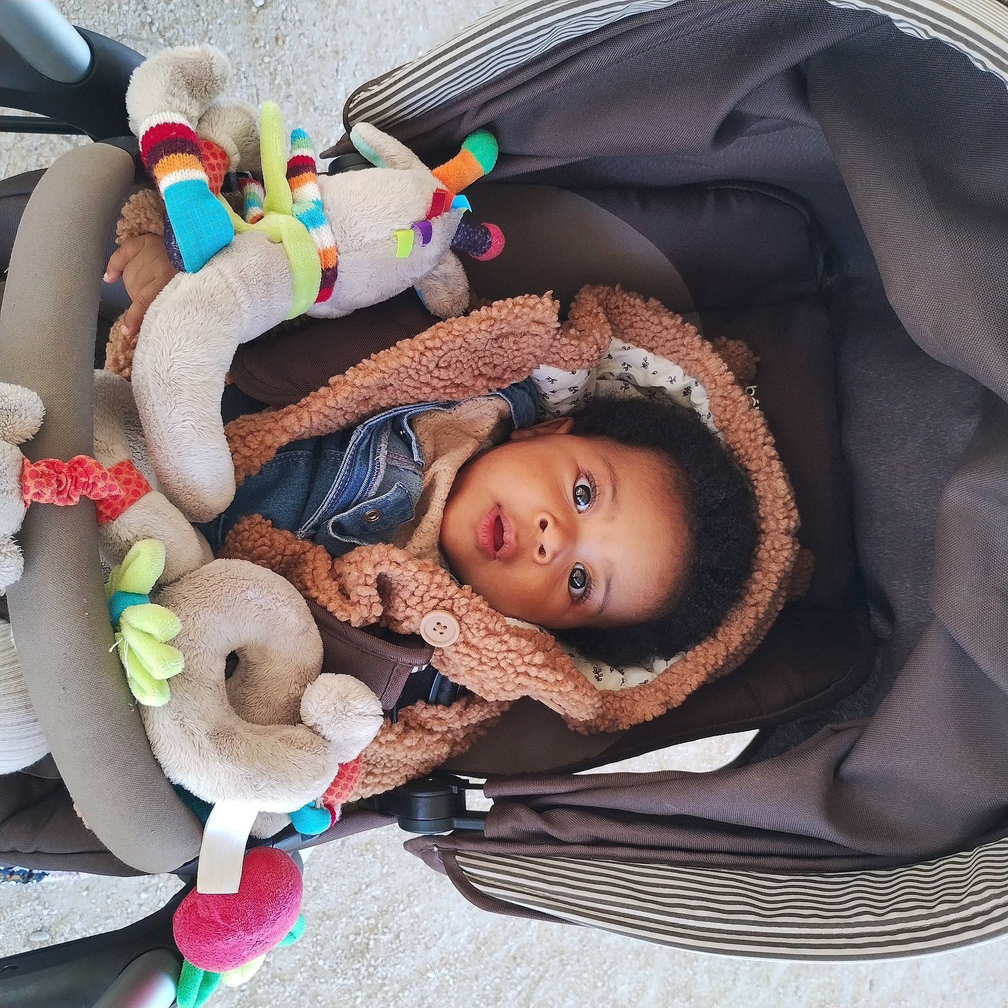 Leya a rejoint le concours — aidez-le/la à gagner de superbes lots ! baby, baby_carriage, baby_products, baby_sleeping, baby_toddler_clothing, baby_toys, beanie, car_seat, child, comfort, doll, head, headgear, linens, person, plush, room, stuffed_toy, textile, toddler