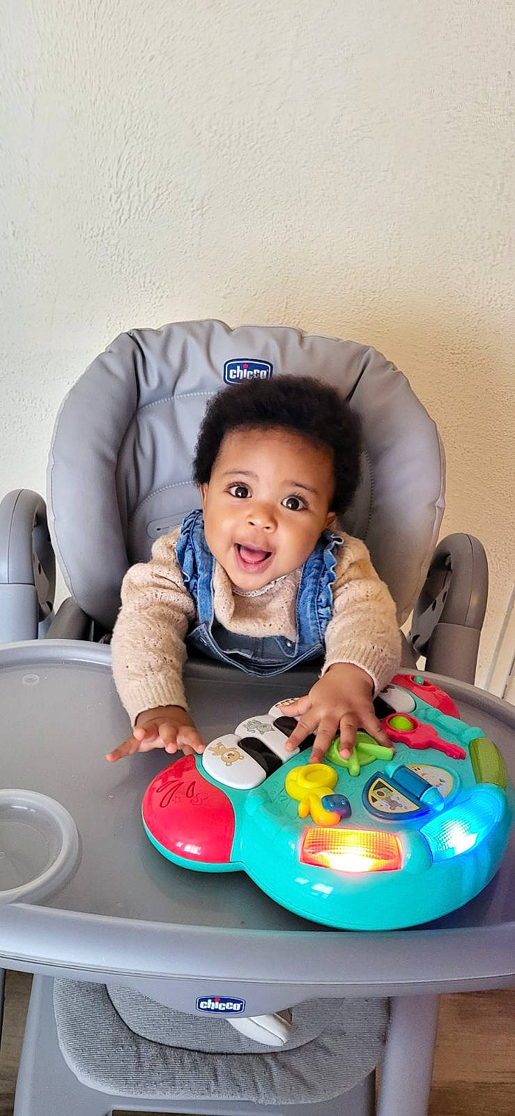 Leya a rejoint le concours — aidez-le/la à gagner de superbes lots ! baby, baby_playing_with_toys, baby_products, chair, child, comfort, eye, face, facial_expression, fun, gadget, happy, leisure, person, play, recreation, sitting, skin, smile, t_shirt