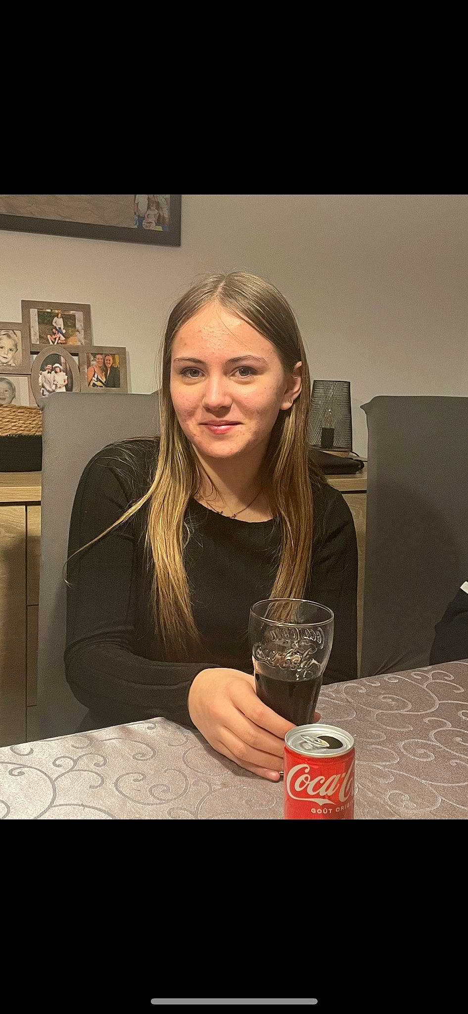 Emy a rejoint le concours — aidez-le/la à gagner de superbes lots ! alcoholic_beverage, blond, brown_hair, carbonated_soft_drinks, drink, drinking, drinkware, event, eyewear, flash_photography, flooring, fun, glass, joy, person, picture_frame, sitting, smile, soft_drink, table