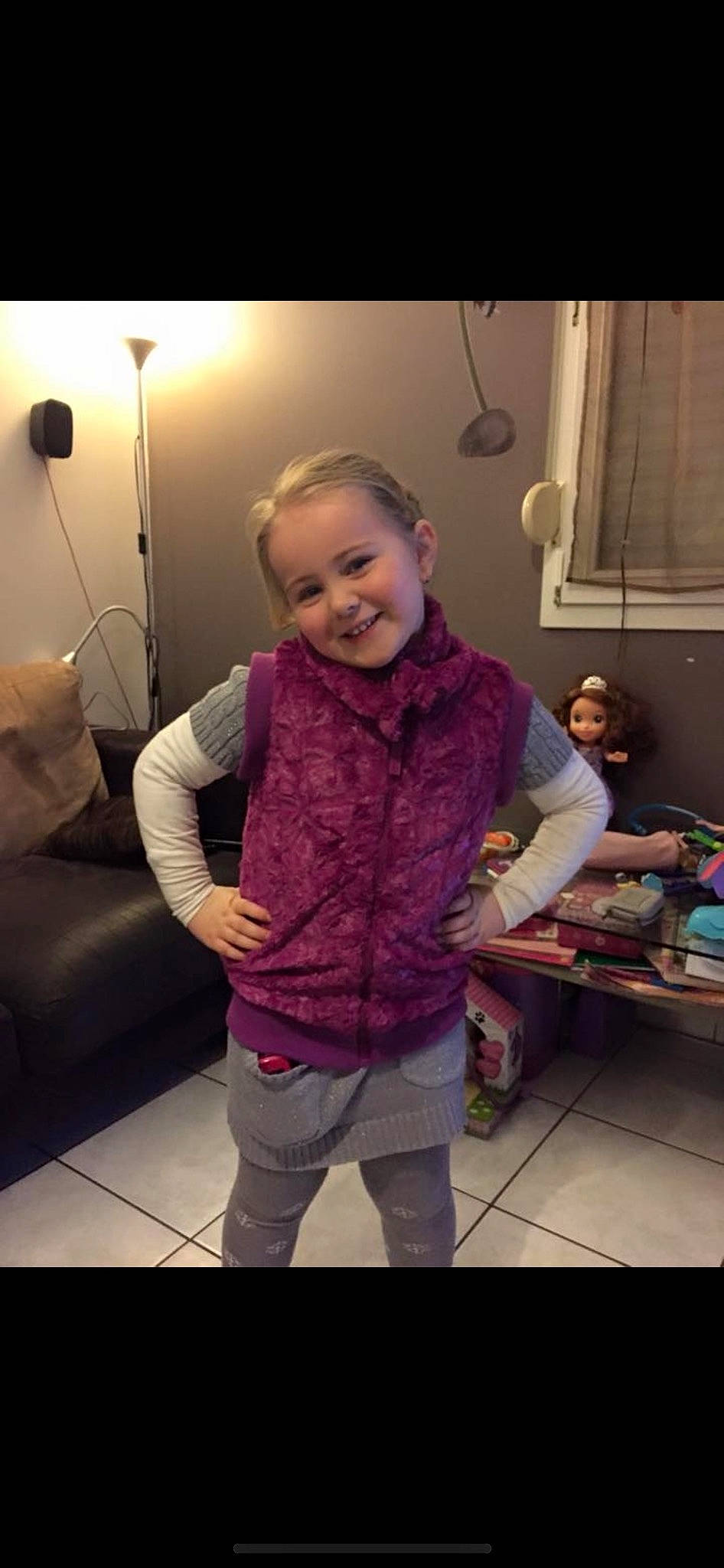 Emy participe au concours pour gagner de l'argent avec cette photo : abdomen, child, couch, floor, flooring, fun, fur, gesture, happy, joy, leisure, magenta, person, purple, room, selfie, shoulder, sitting, sleeve, smile