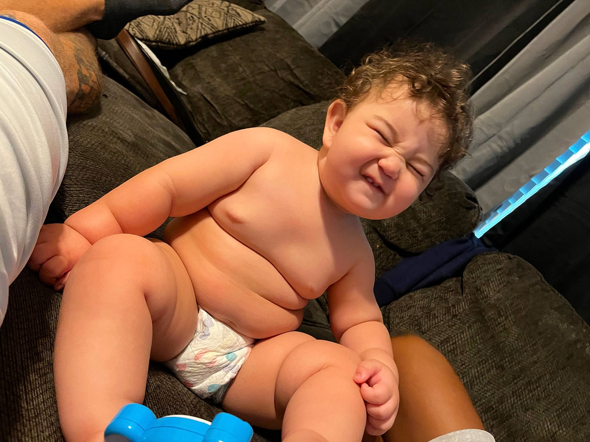 Damien is registered to the contest to win money with this photo: abdomen, arm, chest, comfort, finger, human_body, joint, knee, lap, leg, leisure, mouth, muscle, organ, person, shoulder, smile, thigh, thumb, toddler