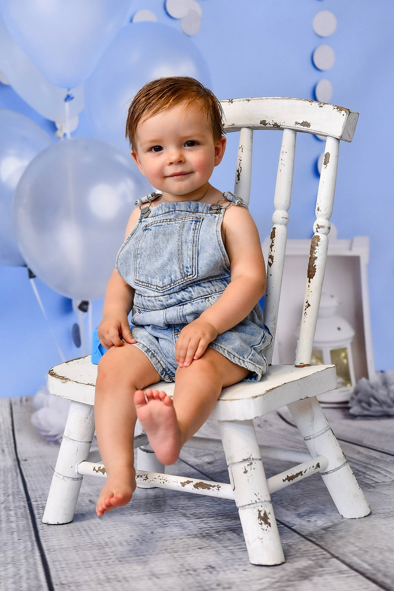 Léandro a rejoint le concours — aidez-le/la à gagner de superbes lots ! baby_toddler_clothing, balloon, chair, child, electric_blue, flash_photography, foot, fun, happy, human_leg, joy, knee, leisure, person, shorts, sitting, smile, t_shirt, thigh, toddler