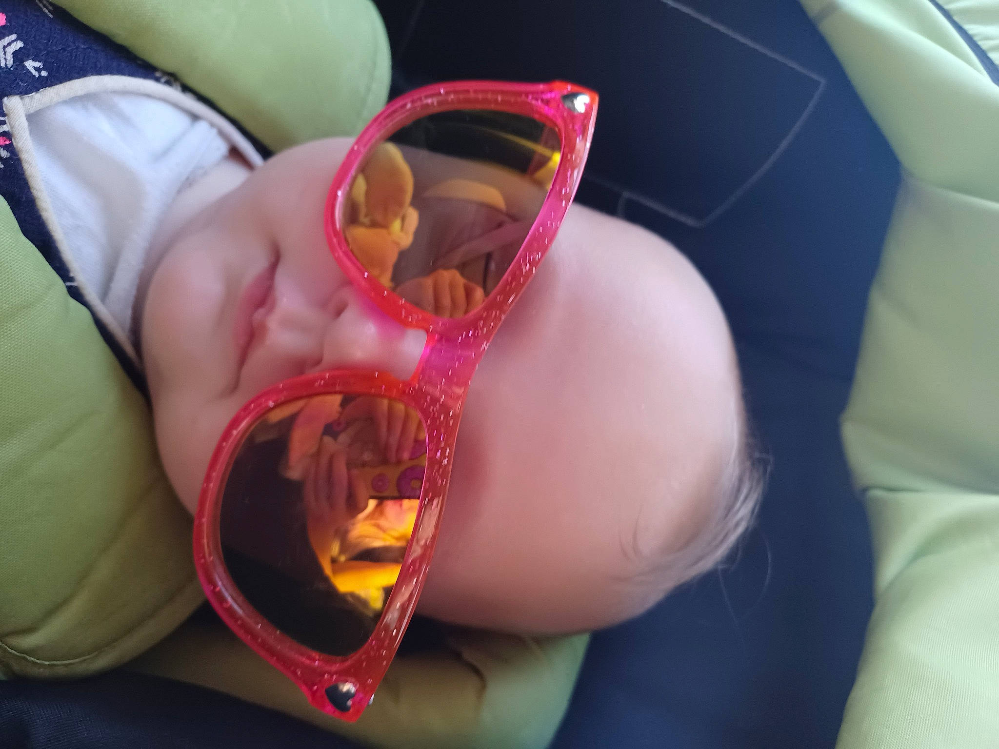 Eva a rejoint le concours — aidez-le/la à gagner de superbes lots ! abdomen, automotive_design, automotive_lighting, baby, car_seat, car_seat_cover, child, comfort_food, drinking, drinkware, eyewear, glass, goggles, helmet, junk_food, nail, person, personal_protective_equipment, sunglasses, thigh