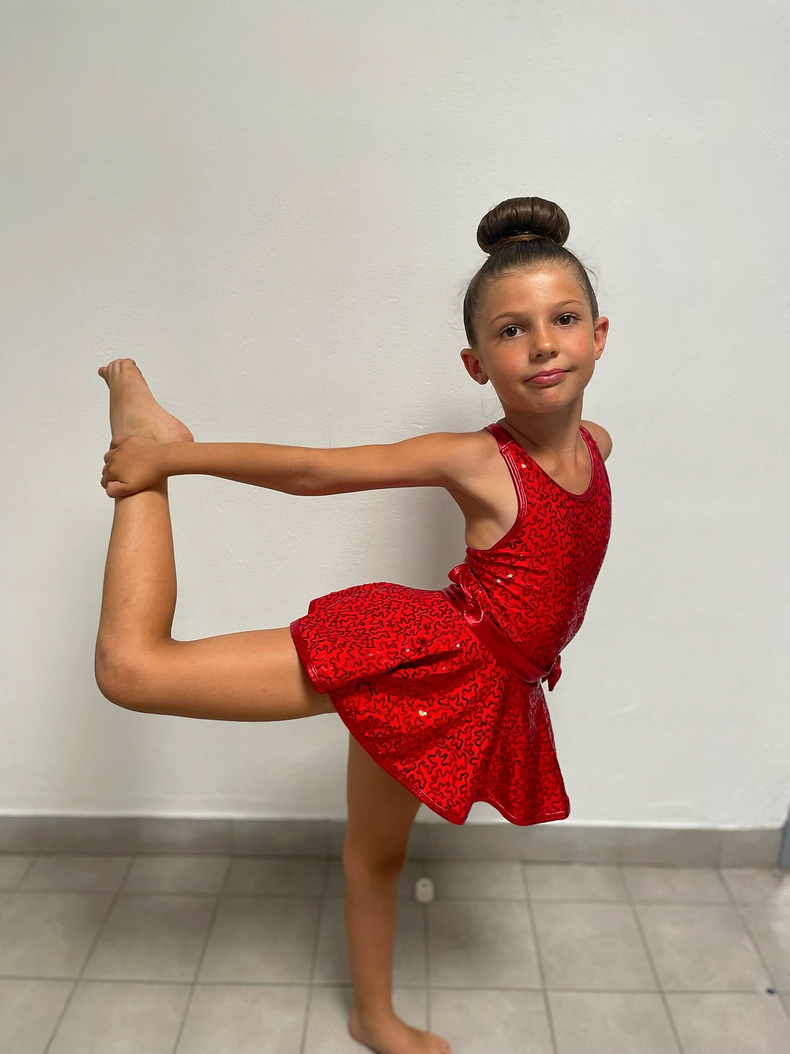 Lindsay participe au concours pour gagner de l'argent avec cette photo : barefoot, calf, dance, day_dress, dress, entertainment, fashion_design, flash_photography, flooring, human_body, human_leg, joy, knee, leg, neck, one_piece_garment, performing_arts, person, sportswear, thigh