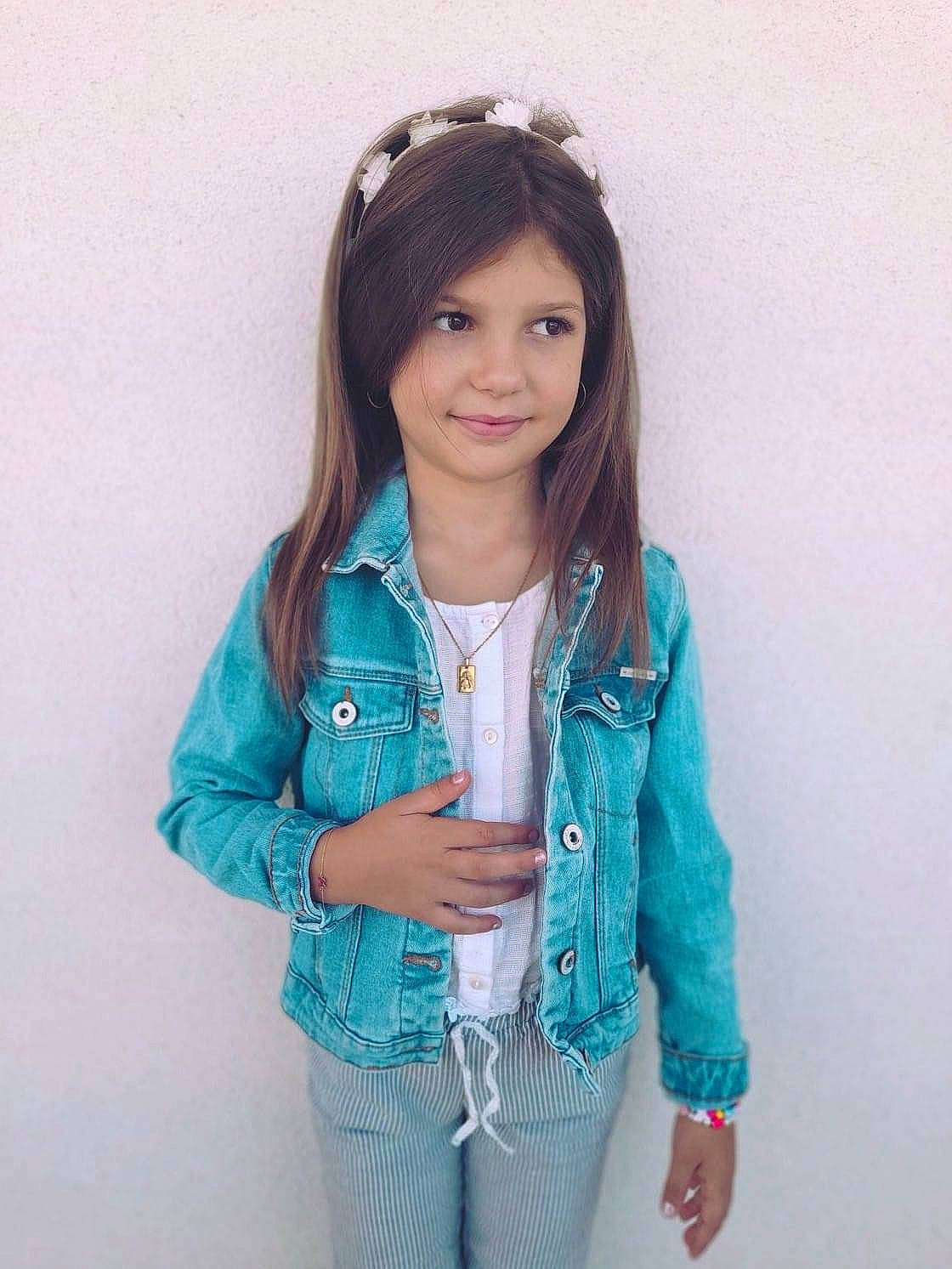 Lindsay a rejoint le concours — aidez-le/la à gagner de superbes lots ! azure, denim, electric_blue, fashion, fashion_design, flash_photography, gesture, happy, jewellery, joint, joy, neck, necklace, outerwear, person, shoulder, sleeve, smile, standing, t_shirt