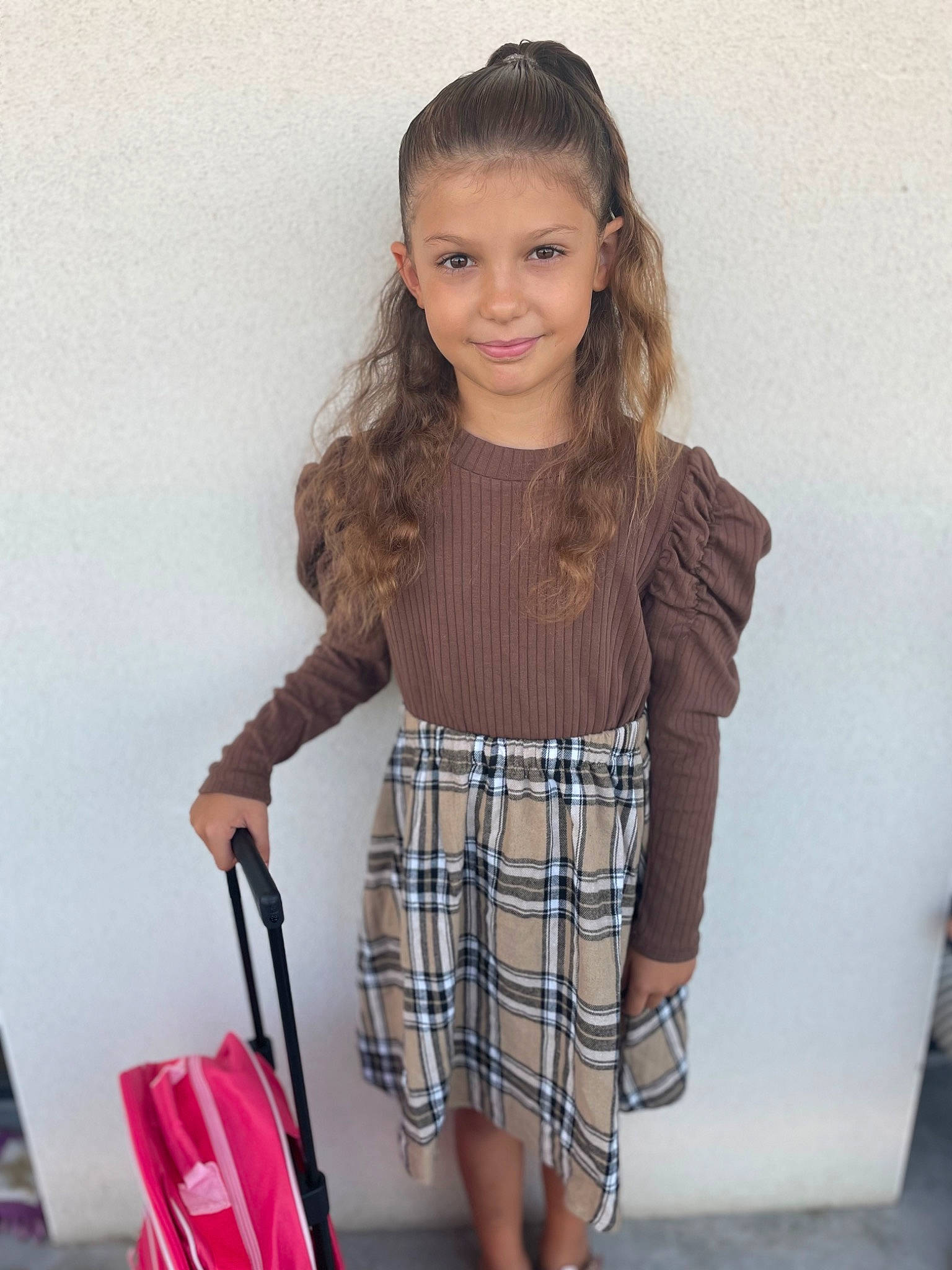 Lindsay a rejoint le concours — aidez-le/la à gagner de superbes lots ! collar, dress_shirt, face, fashion, fashion_design, hair, joint, joy, knee, luggage_and_bags, neck, person, plaid, shorts, shoulder, sleeve, smile, standing, tartan, textile