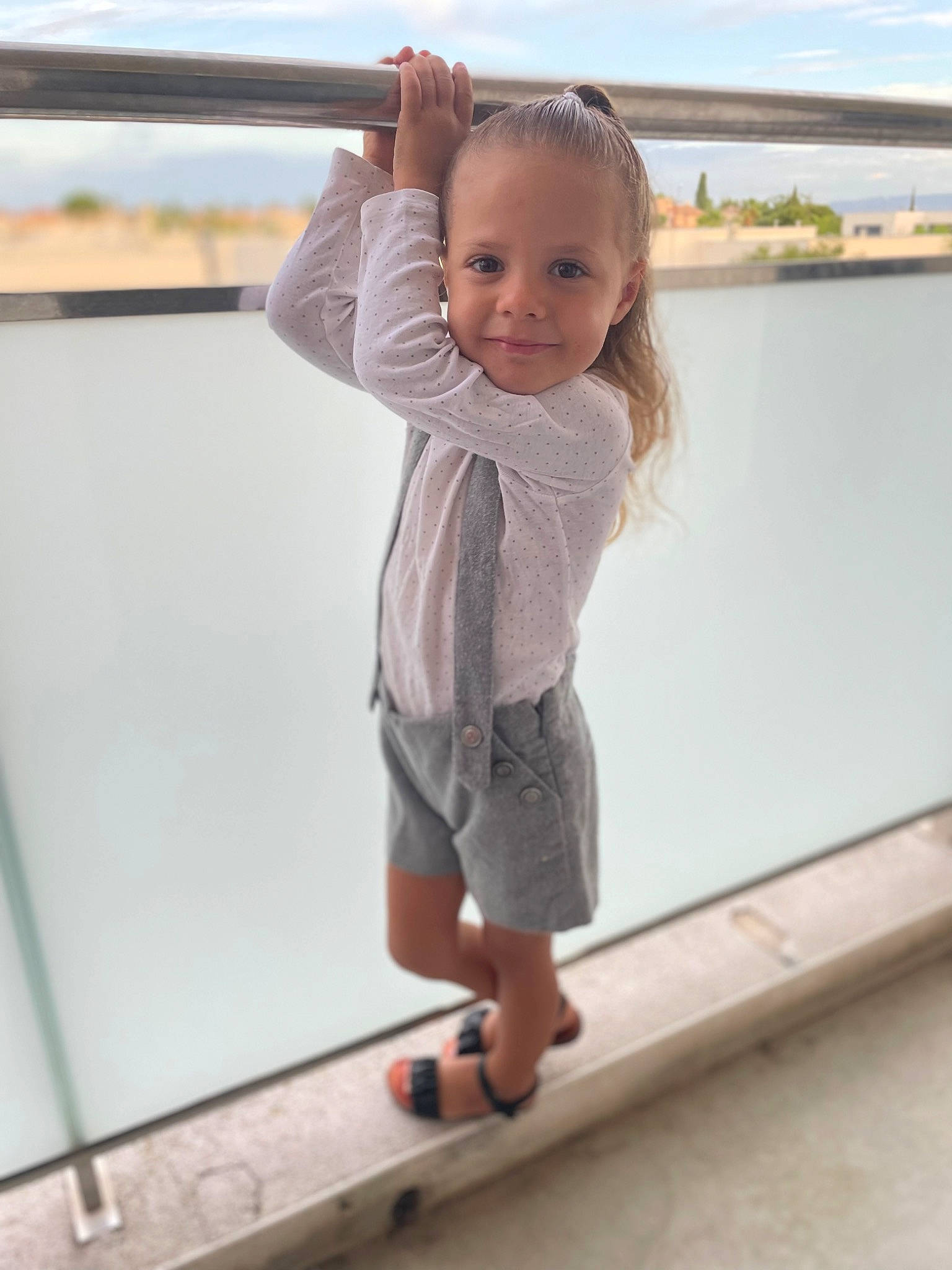 Stacy participe au concours pour gagner de l'argent avec cette photo : baby_toddler_clothing, barefoot, child, elbow, flooring, fun, gesture, happy, human_leg, joint, joy, knee, leisure, person, recreation, shoulder, sky, sleeve, smile, toddler